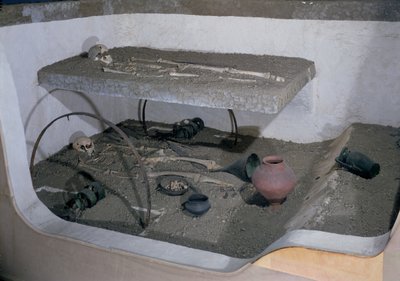 Grab eines gallischen Häuptlings, begraben mit seinem Streitwagen und seinem Wagenlenker, aus La Gorge-Meillet, Somme-Tourbe, Tene I von Gaulish